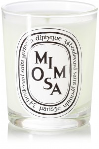 Sveča Diptyque, z vonjem po sramežljivi mimozi (44 evrov)