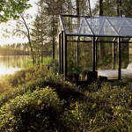 Manjše stekleno bivališče ob finskem jezeru