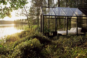 Manjše stekleno bivališče ob finskem jezeru