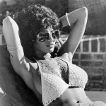 1972, 1973: Pam Grier s kvačkanim bikinijem in velikimi sončnimi očali