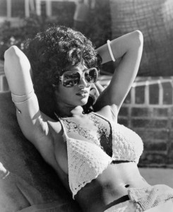 1972, 1973: Pam Grier s kvačkanim bikinijem in velikimi sončnimi očali