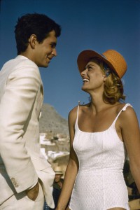 1961: oprijete enodelne kopalke v kombinaciji s pletenim klobukom