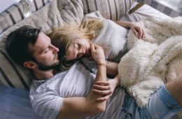 5 stvari, ki jih počnejo srečni pari, preden gredo spat