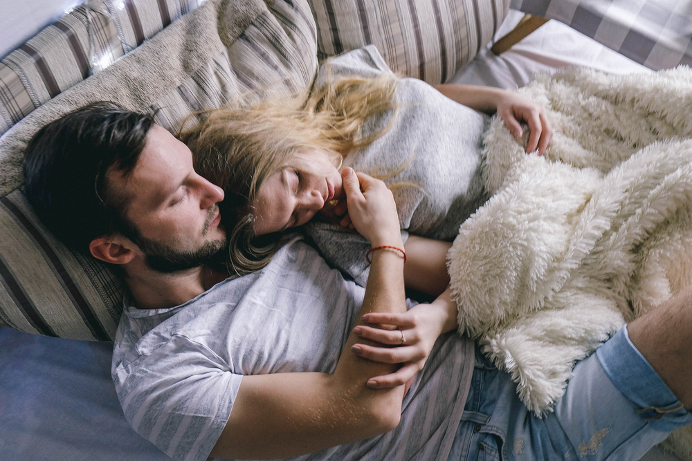5 stvari, ki jih počnejo srečni pari, preden gredo spat